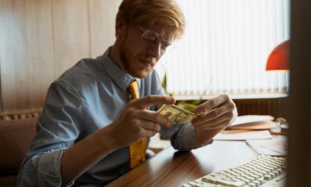 Tips to identify fake money.